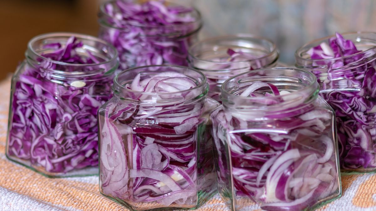 Kwercetyna to naturalny związek chemiczny z grupy flawonoidów, który występuje m.in. w czerwonej cebuli