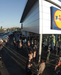 Lidl daje podwyżki. Od teraz sprzedawca dostaje minimum 2 tys. zł, kierownik blisko 6 tys. zł