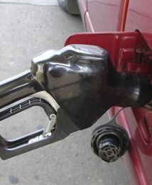 Paliwo w nowym roku jeszcze tańsze? Zapłacimy mniej, niż w 2010