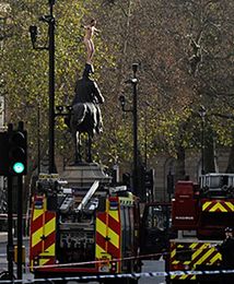 Nagi mężczyzna na pomniku w Londynie