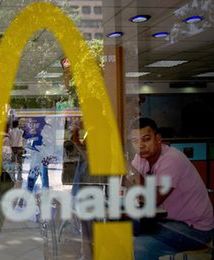 Ile płacą w McDonald's, ile w KFC? W którym fast foodzie najlepiej jest pracować?