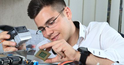 W Polsce brakuje do pracy 50 tys. informatyków (WIDEO)