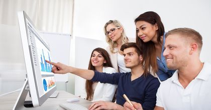 Informatyk najwięcej zarobi przed czterdziestką