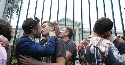 Homoseksualiści całowali się przed ambasadą Rosji
