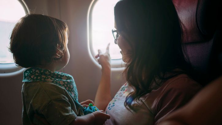 Przewinęła dziecko w samolocie. Brudną pieluchę musiała zabrać ze sobą