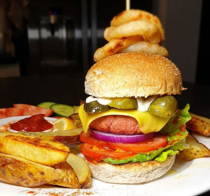 Aaron Calder potrafi przyrządzić m.in. wegańskiego burgera