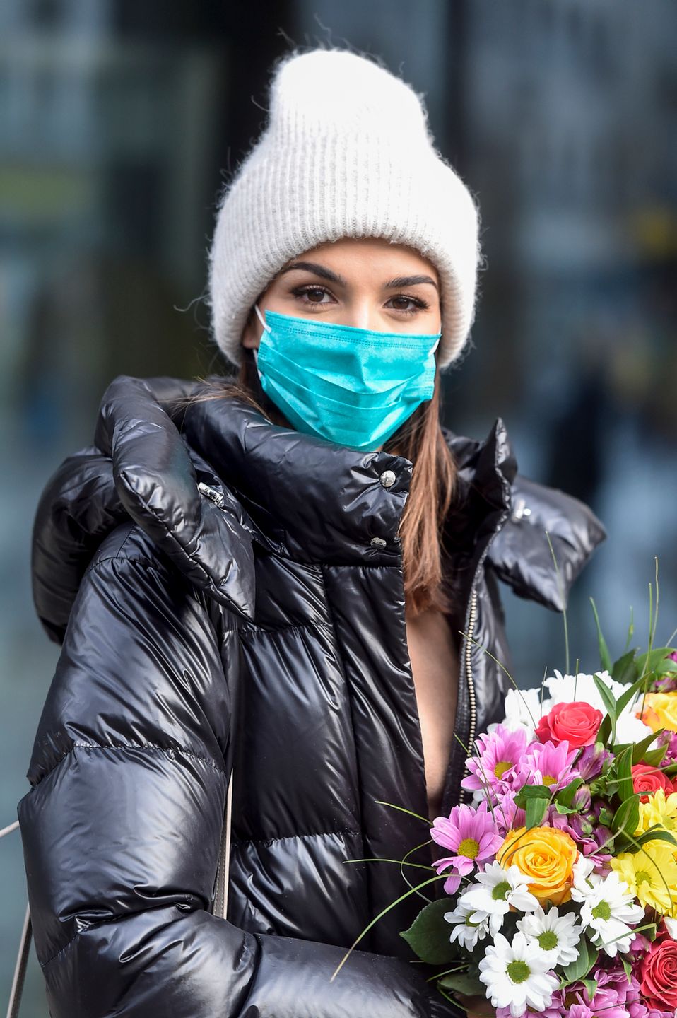 Paulina Krupińska z prezentami pod studiem Dzień Dobry TVN