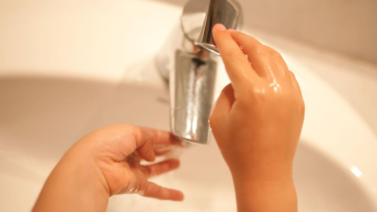 Mycie rąk ciepłą wodą z mydłem to podstawa w leczeniu i profilaktyce owsicy