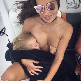 Karmiła córkę w samolocie. Została oskarżona o próbę uwiedzenia czyjegoś męża