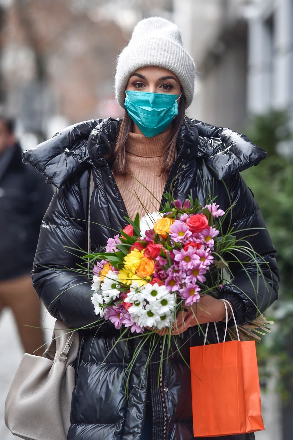 Paulina Krupińska z prezentami pod studiem Dzień Dobry TVN