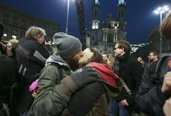 Happening przed tęczą na pl. Zbawiciela