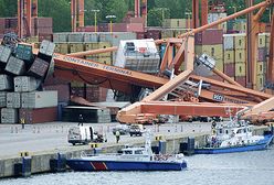 Dźwig przewrócił się na nabrzeżu portu w Gdyni