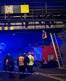 Ciężarówka uszkodziła wiadukt w Zgierzu