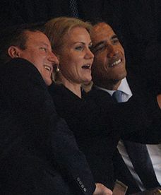 Przywódcy państw robią zdjęcie podczas ceremonii pożegnalnej Mandeli