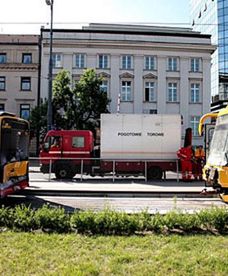 Tramwaj wjechał w autobus w Warszawie