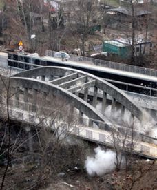 Zdetonowali 80-letni most