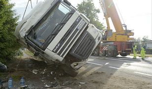 Przewrócony tir w rowie