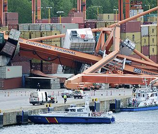 Dźwig przewrócił się na nabrzeżu portu w Gdyni