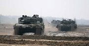 Polscy czołgiści w natarciu