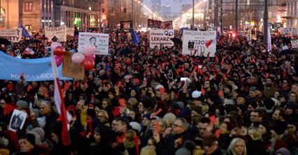 Czerwone kartki dla rządu. Tak wyglądały ulice polskich miast