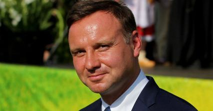 Politycy "klękają" przed Kościołem