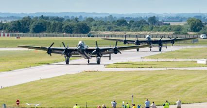 Legendarne bombowce Avro Lancaster w powietrzu
