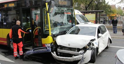 Autobus staranował dziewięć aut