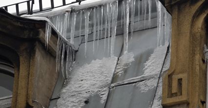 Odśnieżanie dachu i usuwanie sopli