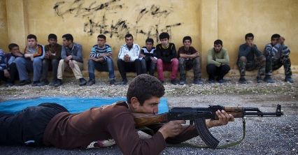 Syria: rebelianci szkolą nastolatków do walki