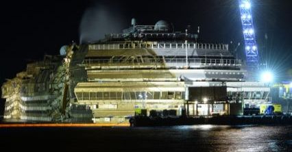 Costa Concordia wreszcie w pionie