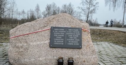 W Smoleńsku wciąż stoi krzyż i kamień