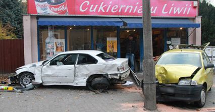 BMW wjechało na chodnik, zginęło 2 pieszych