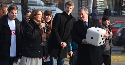Komorowski rzuca kostką