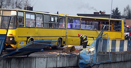 Autobus zawisł na skraju wiaduktu