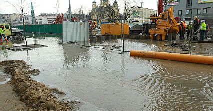 Woda na terenie budowy metra
