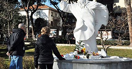 Zniszczony pomnik Jana Pawła II