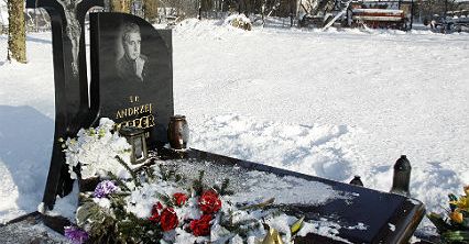 Kwiaty i znicze na grobie Leppera