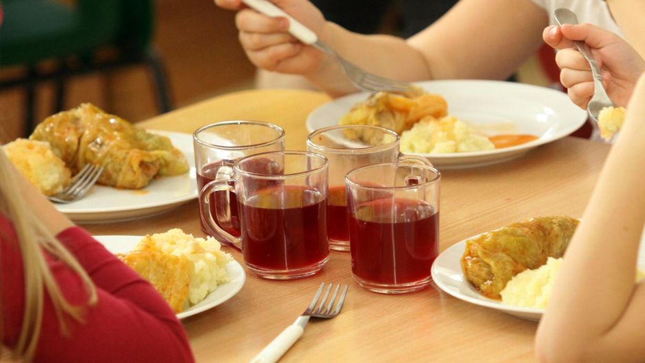 Chłopiec chciał zjeść zupę w szkole. Zabrano mu ją sprzed nosa