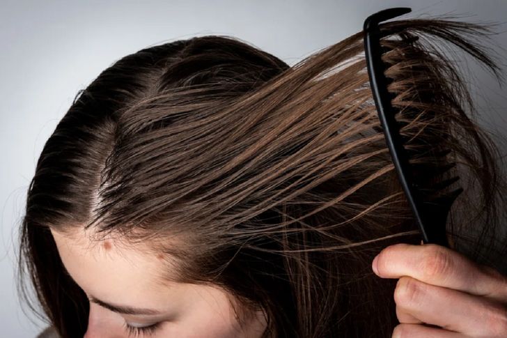 Domowe sposoby na przetłuszczające się włosy
