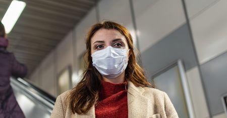 "Objawy są niespecyficzne". W dwóch województwach 70 proc. dodatnich testów na COVID