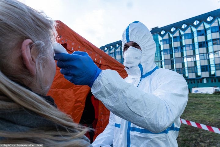 Cwiczenia sluzb na wypadek wystapienia koronawirusa przed Uniwersyteckim Szpitalem Klinicznym (Magda Pasiewicz)