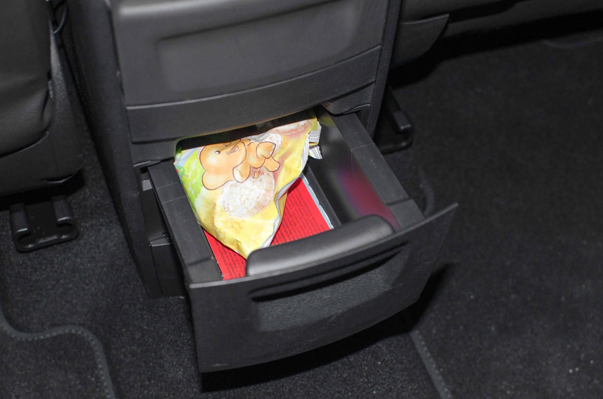 foto: w tylnej części kabiny Opla Zafiry jest sporo niedużych skrytek na przekąski lub zabawki