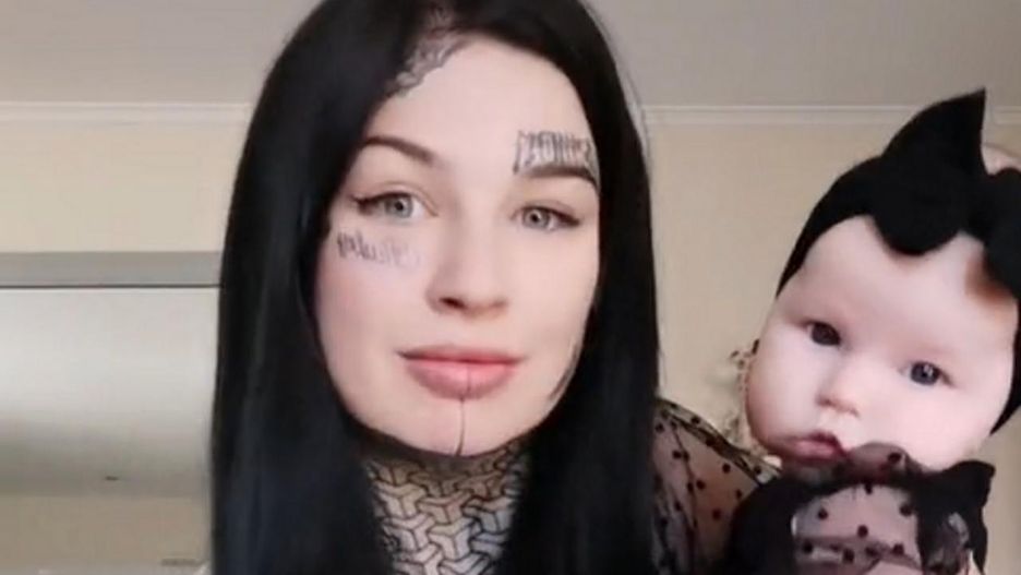 Wytatuowała na policzku główkę swojego dziecka. "Ludzie tego nie rozumieją"