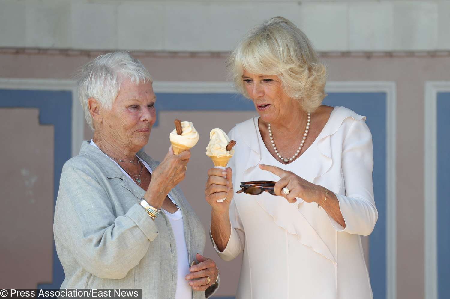 Dame Judi i księżna Camilla zajadają się lodami