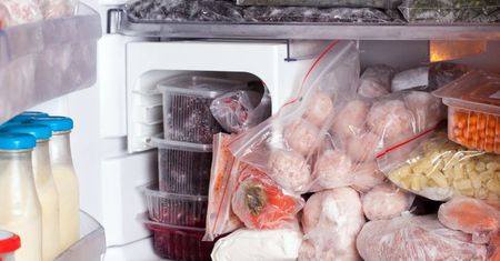 Tych produktów nie wolno mrozić. Wiele osób popełnia ten błąd