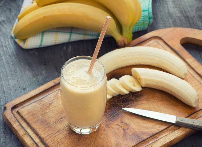 Banany można spożywać na surowo lub wykorzystać je do przygotowania deserów.