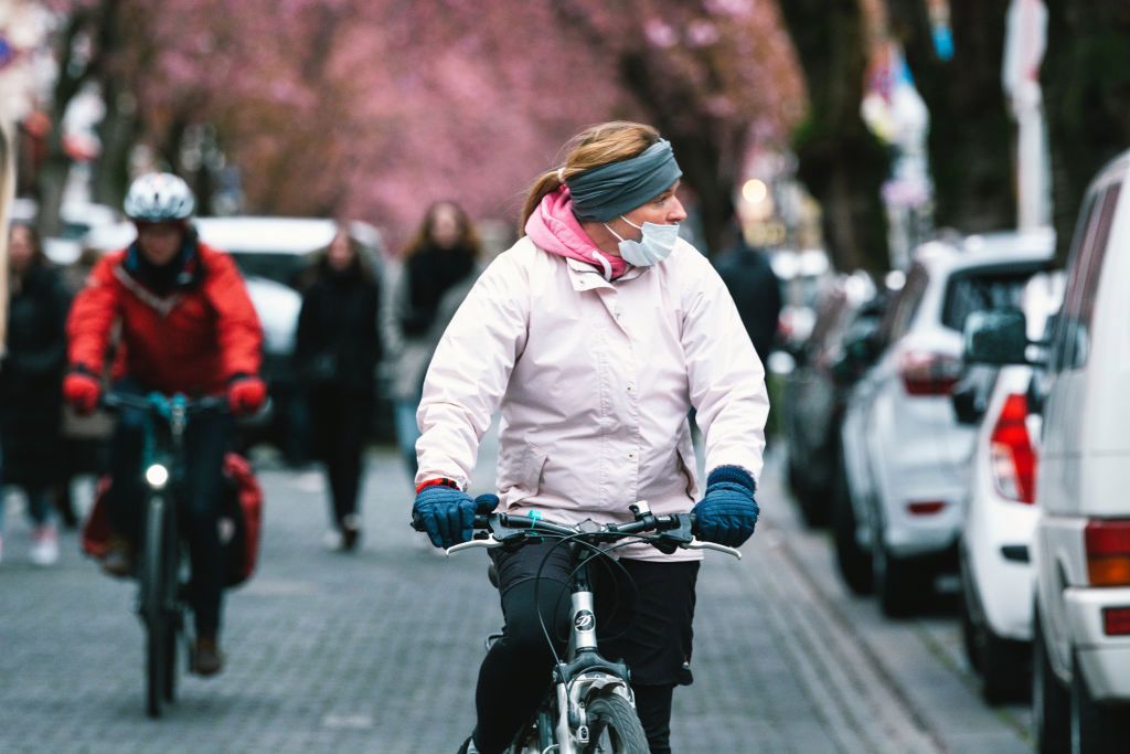 Coraz więcej osób jest zakażonych nowym wariantem koronawirusa 