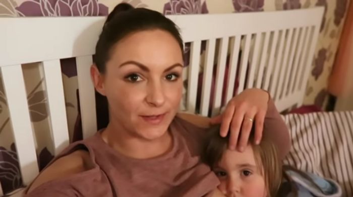 Leanne karmi piersią swoją 4-letnią córkę