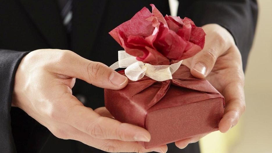 Co podarować drugiej połówce? Kosmetyki z dedykacją