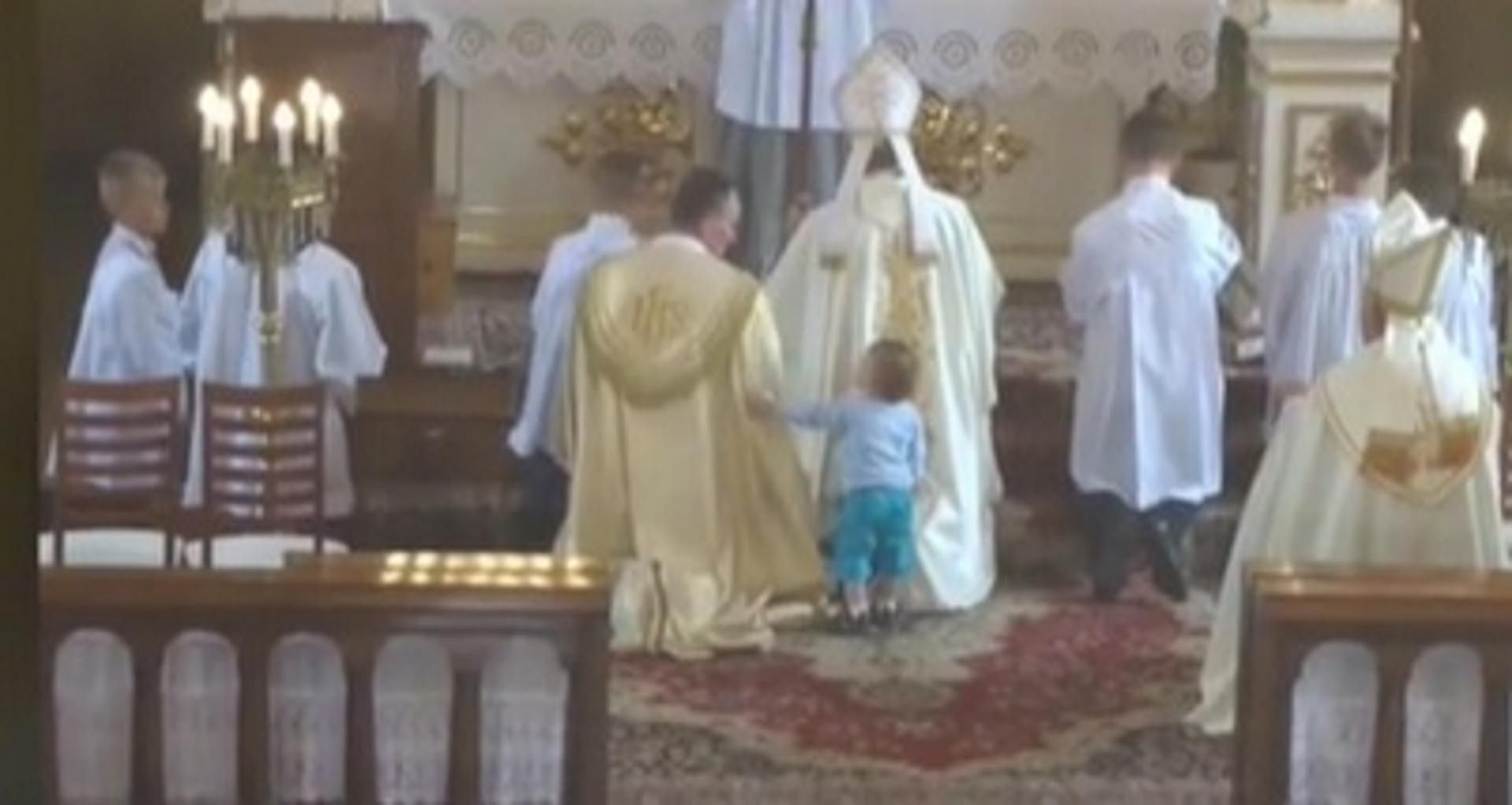 Chłopiec podszedł pod ołtarz i zaczepiał księży
